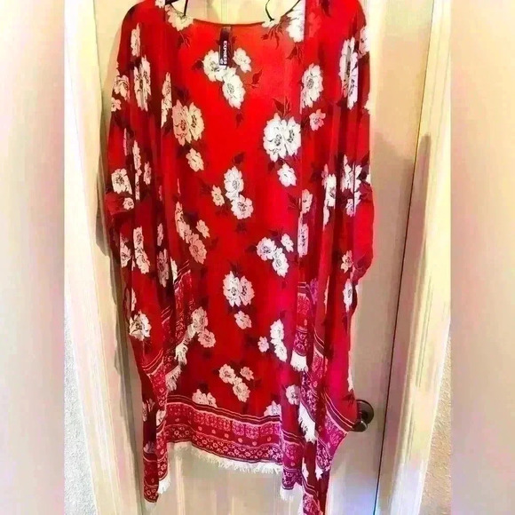 Red Express kimono. Size Medium. Worn once. White flowers on red. - Picture 1 of 5